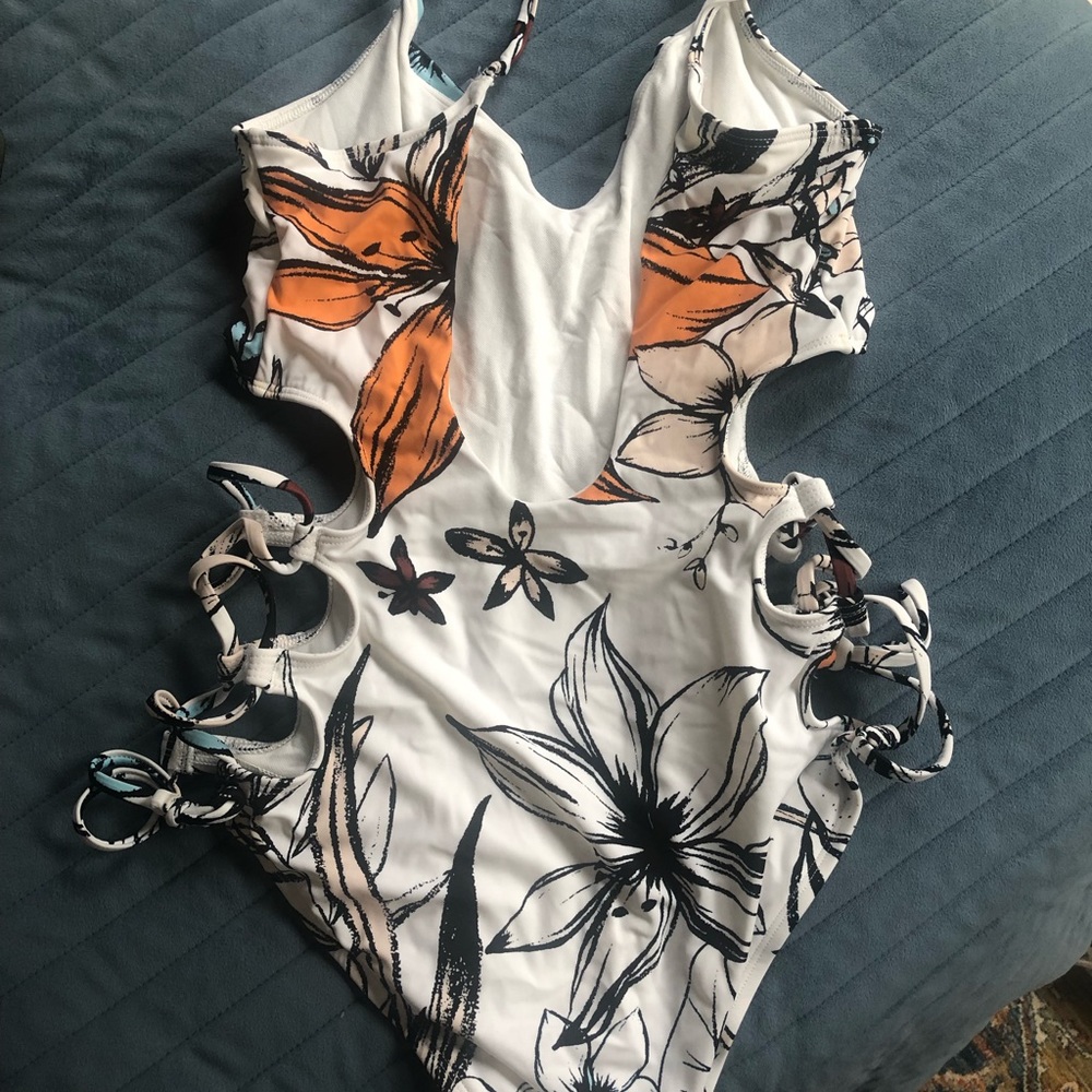 UO Jules Split-Side Lace-Up 1-Piece Swimsuit - Picture 4 of 4